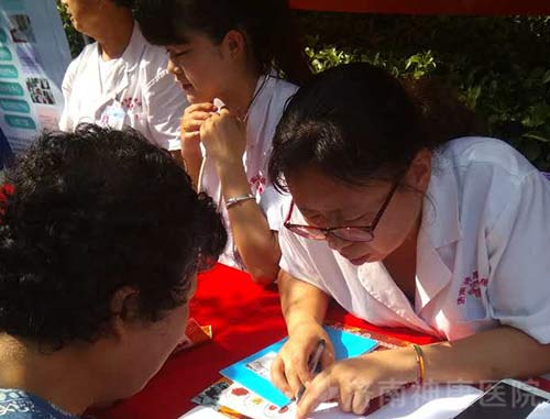 我院积极参加卫计委组织的“2017服务百姓健康行动”大型义诊活动